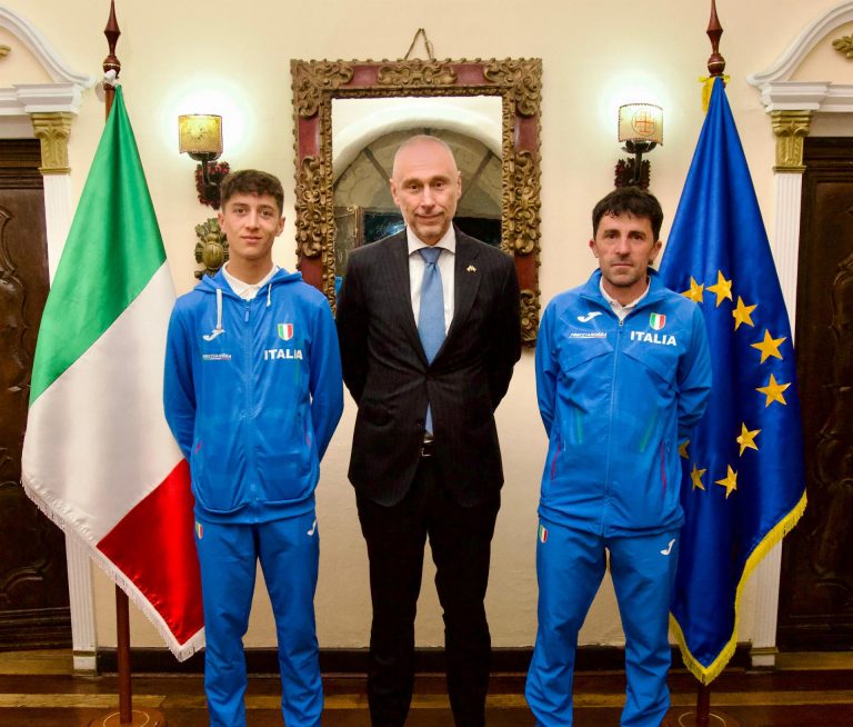 foto delegazione con ambasciatore